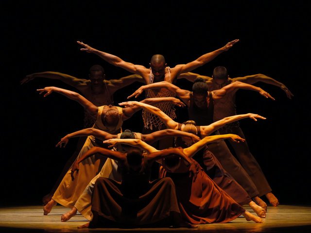 Scène de danse collective de Revelations Alvin Ailey