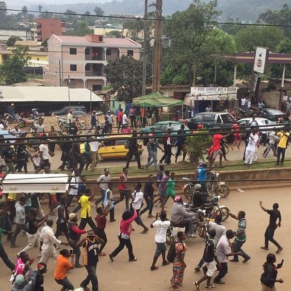 Crise anglophone : une résurgence contemporaine du 'problème national kamerunais'. Entretien avec Yves Mintoogue