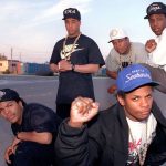 Photo en couleur des 5 membres du groupe NWA