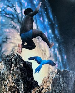 Un enfant noir vu de dos sautant par-dessus des montagnes rocheuses en direction d'une galaxie tourbillonnante.