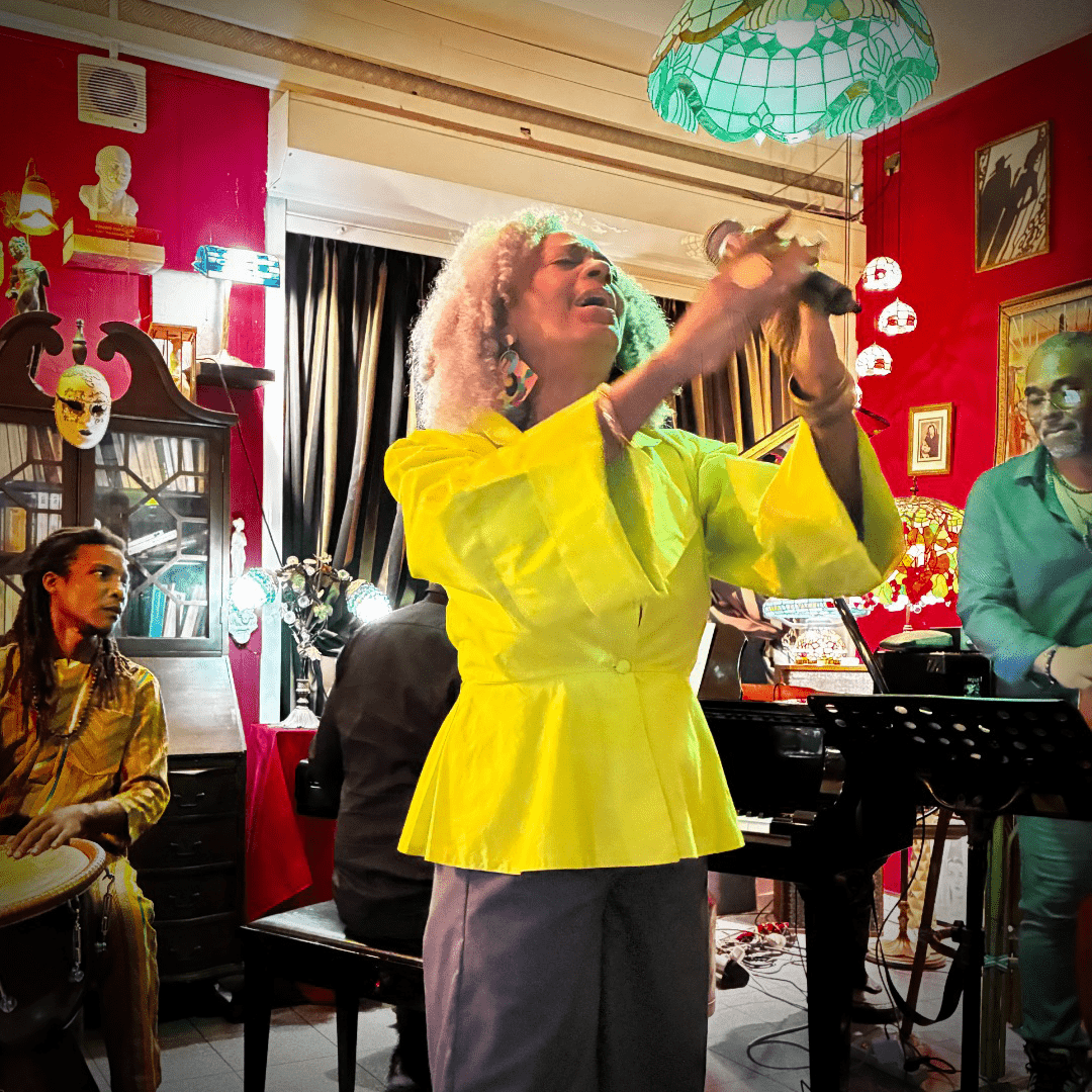 Marie Line Dahomay, au Café Philosophie, Baie-Mahault, août 2026.