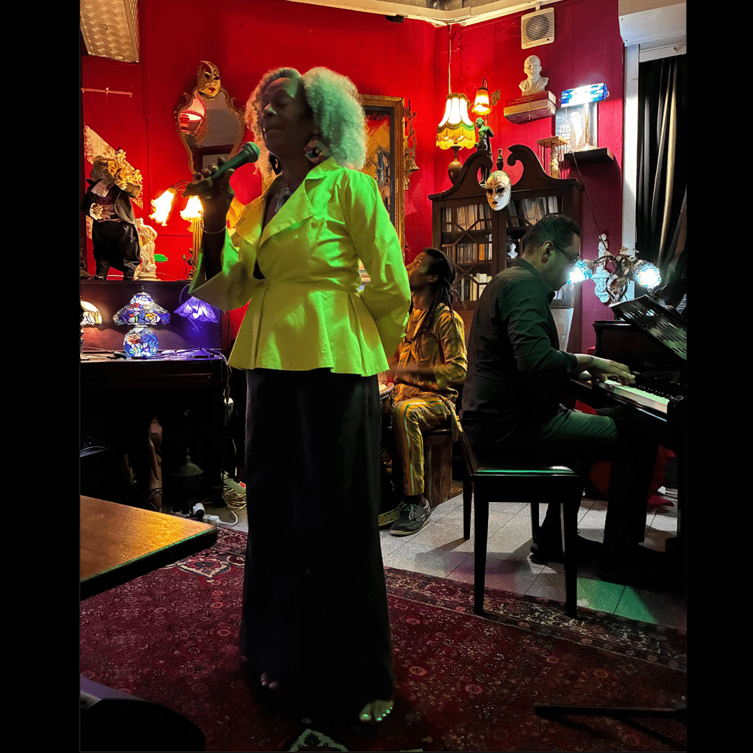Marie Line Dahomay, au Café Philosophie, Baie-Mahault, août 2026.